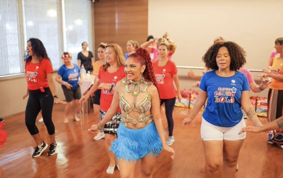 Participantes durante uma aula de samba
