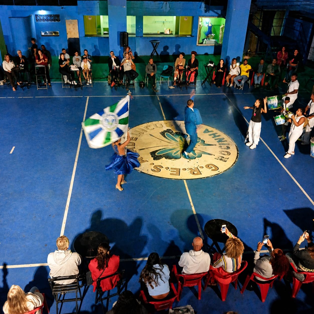Apresentação de samba ao vivo