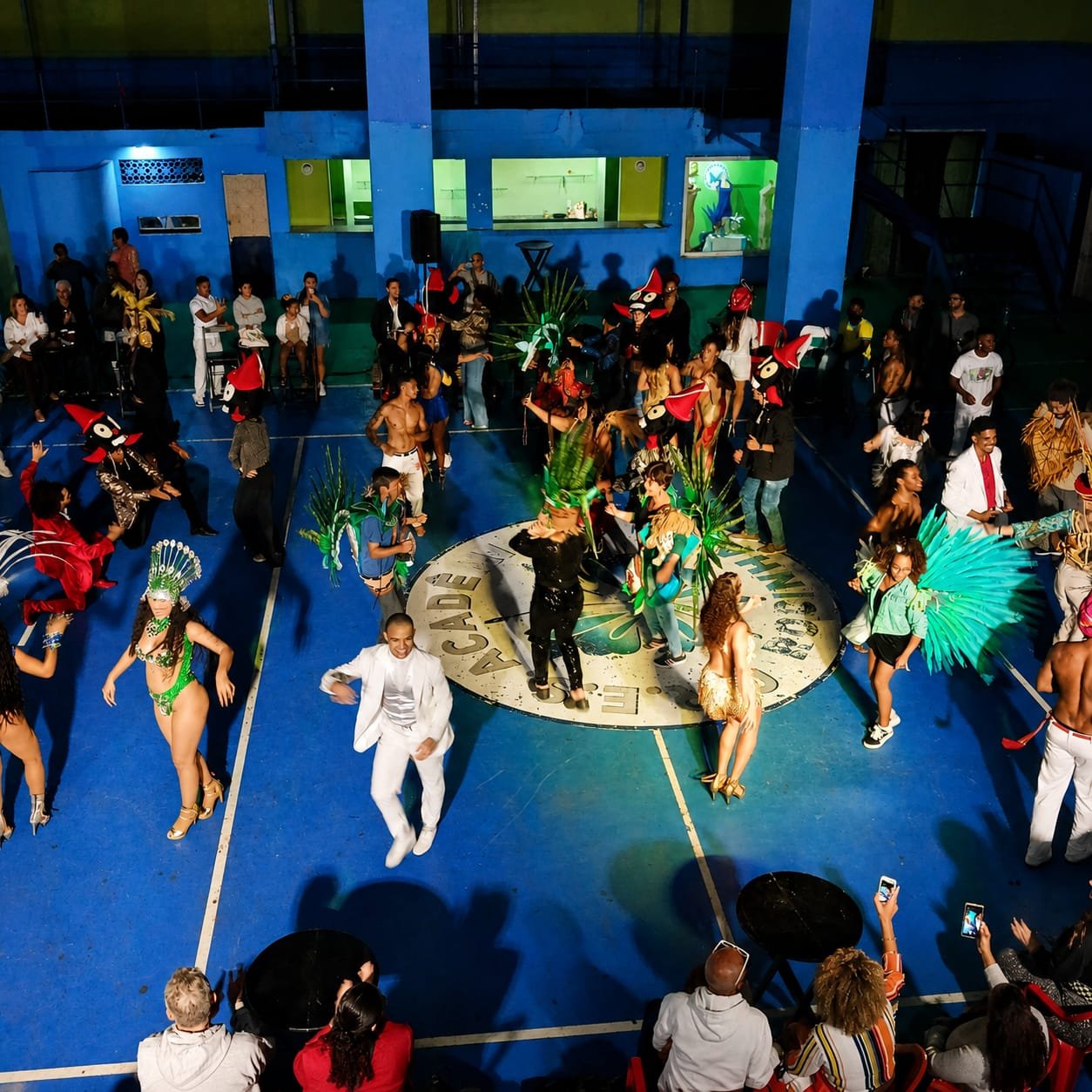 Público acompanhando uma apresentação de samba